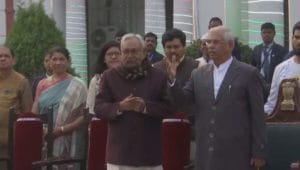 नीतीश कुमार राजभवन में 